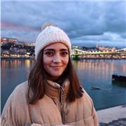 Profesora de inglés y francés con nivel alto en ambos idiomas. Estudiante universitaria